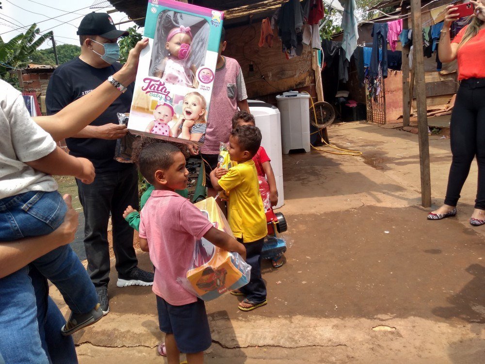 Ibaneis entrega brinquedos para crianças de famílias carentes do DF 