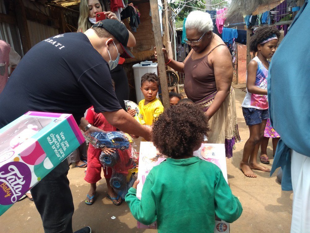 Ibaneis entrega brinquedos para crianças de famílias carentes do DF 