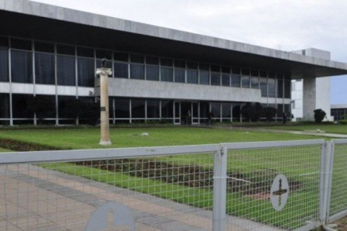 Servidores do grupo de risco precisam preencher um formulário e apresentar atestado médico - (crédito: PAULA RAFIZA/ESP.CB/D.A PRESS) Servidores do grupo de risco precisam preencher um formulário e apresentar atestado médico - (crédito: PAULA RAFIZA/ESP.CB/D.A PRESS)