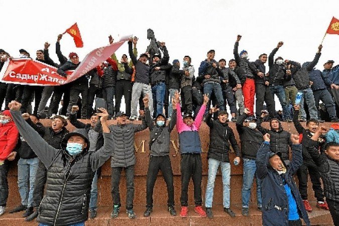 Simpatizantes do líder nacionalista Sadyr Japarov, que se nomeou premiê do Quirguistão, protestam na capital do país, Bishkek
