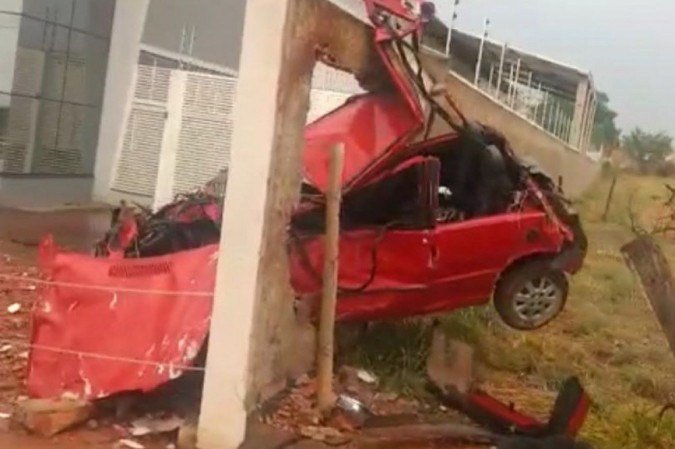 O veículo ficou completamente destruído, mas não houve vítimas - (crédito: Material cedido ao Correio) O veículo ficou completamente destruído, mas não houve vítimas - (crédito: Material cedido ao Correio)
