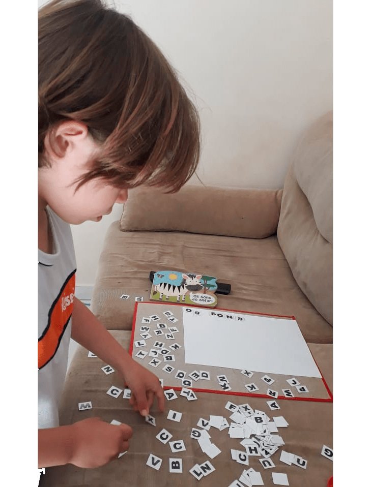 Filho de Ani C&aacute;tia estuda desde o in&iacute;cio do ano no EduSesc Samambaia e acompanha as aulas de maneira remota