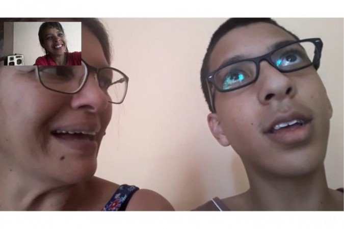 Lídia Sena, que é mãe de um dos alunos com transtorno do espectro autista, considera que sendo muito bom o método que ela tem aplicado por Maria Cristina. Na foto, Lídia e o filho Daniel