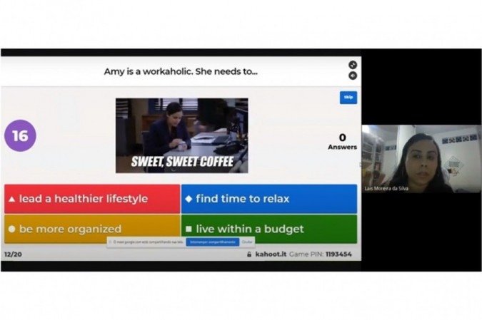 A professora Laís Moreira Silva do Centro Interescolar de Línguas do Guará (CILG) utiliza jogos para tornar as aulas mais instigantes