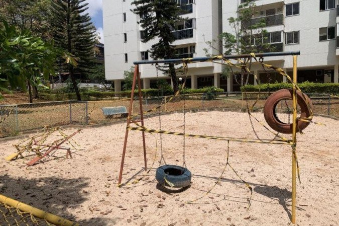O playground localizado entre os Blocos J e H da Quadra 116 Norte está há mais de três anos sem manutenção. -  (crédito: Ana Clara Avendaño/CB/D.A.Press)