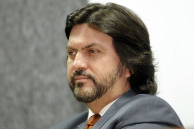 Líder do governo na Câmara Legislativa, Claudio Abrantes foi recebido pela família e amigos ao deixar o hospital - (crédito: Ed Alves/CB/D.A Press) Líder do governo na Câmara Legislativa, Claudio Abrantes foi recebido pela família e amigos ao deixar o hospital - (crédito: Ed Alves/CB/D.A Press)