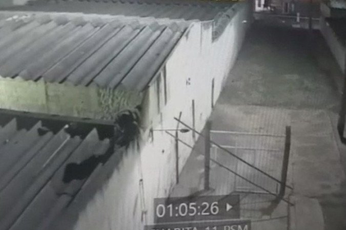 Câmeras de segurança do complexo prisional gravaram o momento em que os internos saíram pelo teto do prédio - (crédito: Material obtido pelo Correio) Câmeras de segurança do complexo prisional gravaram o momento em que os internos saíram pelo teto do prédio - (crédito: Material obtido pelo Correio)