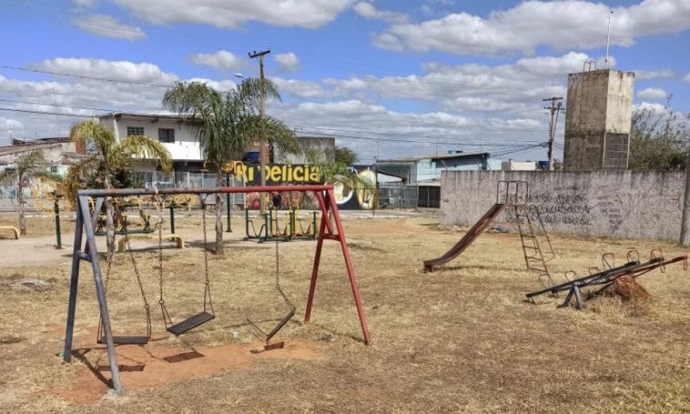 O parquinho da QNN 24/26 na Ceilândia Sul encontra-se em péssimas condições e inapropriado para uso.