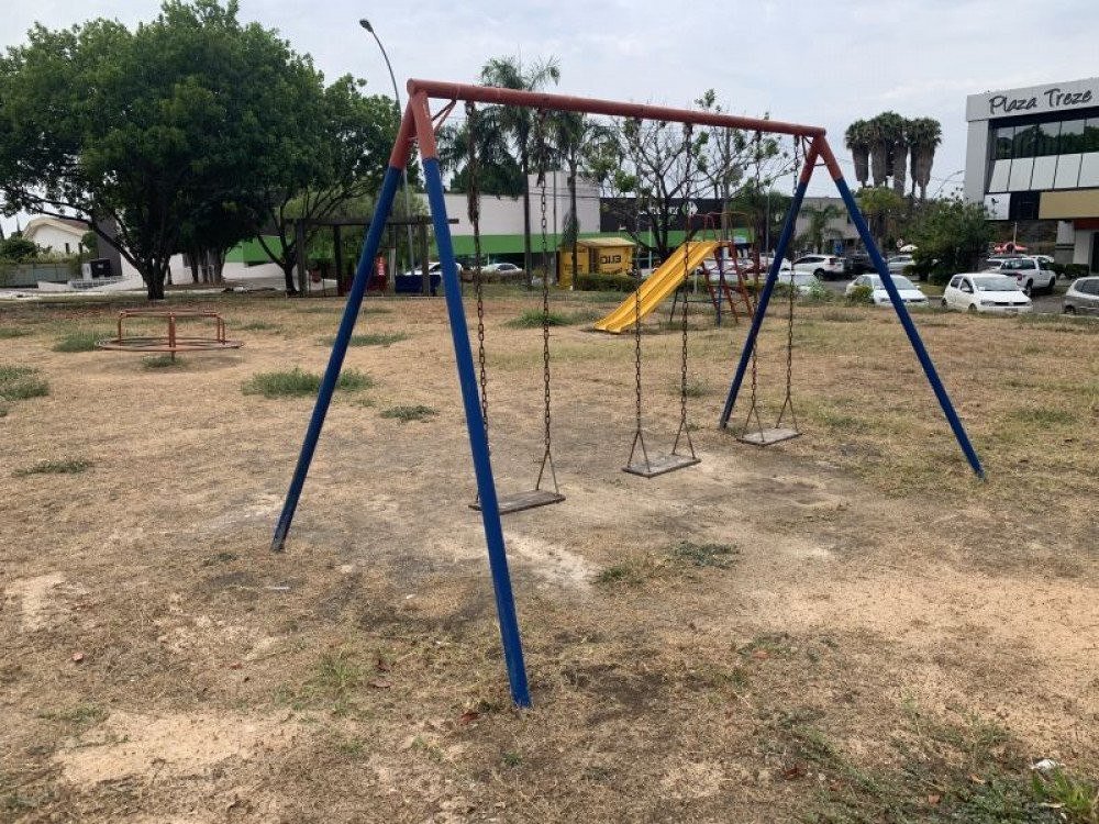 O parquinho da QI 13 do Lago Sul existe há mais de 10 anos e está completamente esquecido