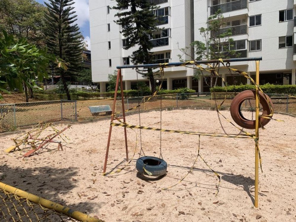 Parquinhos sem manutenção representam risco para crianças 