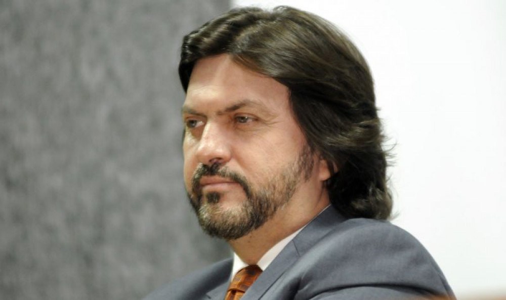 Claudio Abrantes pede reabertura de salões, barbearias e esmalterias