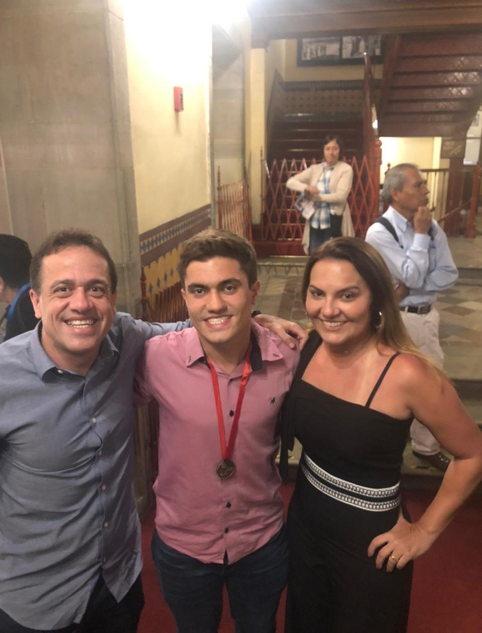 Gabriel Ribeiro Paiva, de Fortaleza (CE), ao lado dos pais com a medalha de prata da IMO