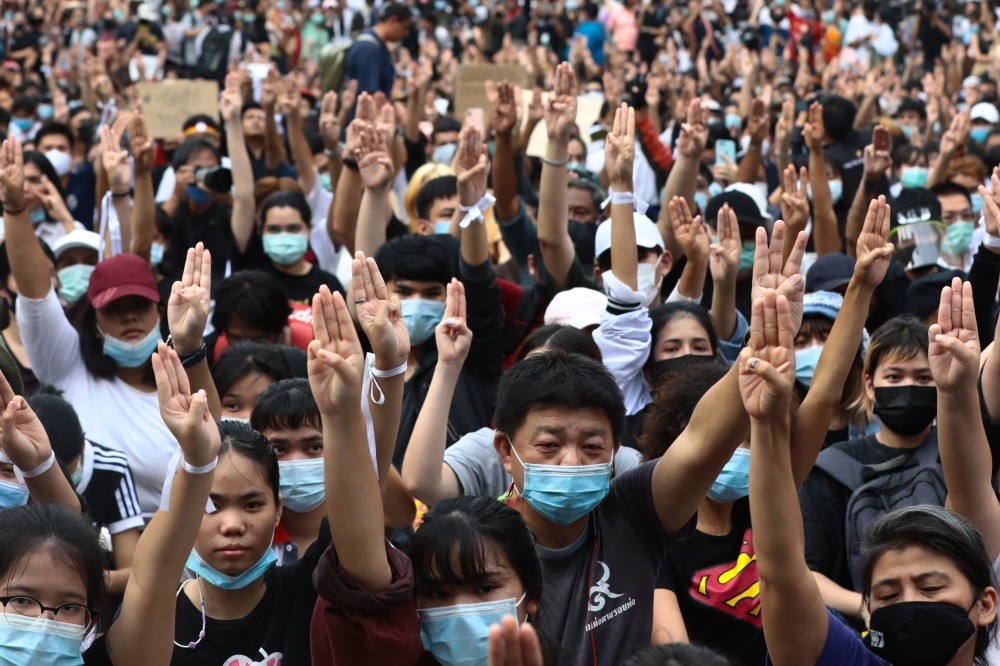  Saudação de 'Jogos Vorazes' vira símbolo dos protestos na Tailândia