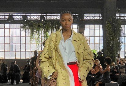 Os shapes amplos, como os apresentados por Valentino, estiveram presentes em v&aacute;rios desfiles
