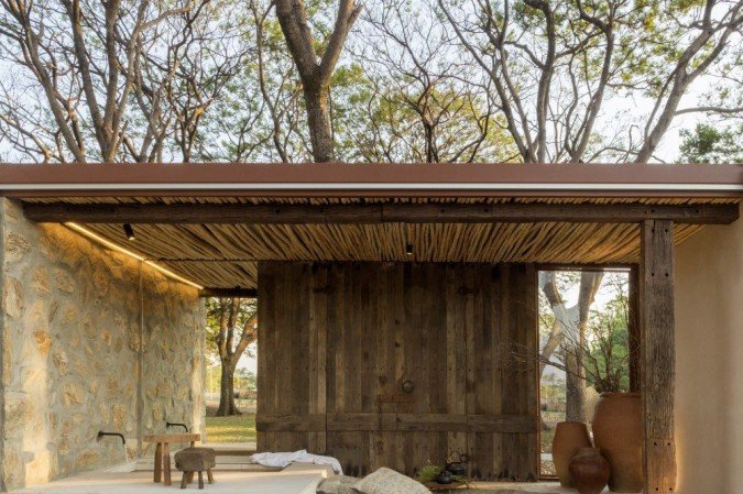 Ângela Castilho e Alex Rodrigues apostaram no estilo wabi-sabi, de origem japonesa e que valoriza o simples, para projetar o espaço Pausa - (crédito: Edgard Cesar/Divulgação) Ângela Castilho e Alex Rodrigues apostaram no estilo wabi-sabi, de origem japonesa e que valoriza o simples, para projetar o espaço Pausa - (crédito: Edgard Cesar/Divulgação)