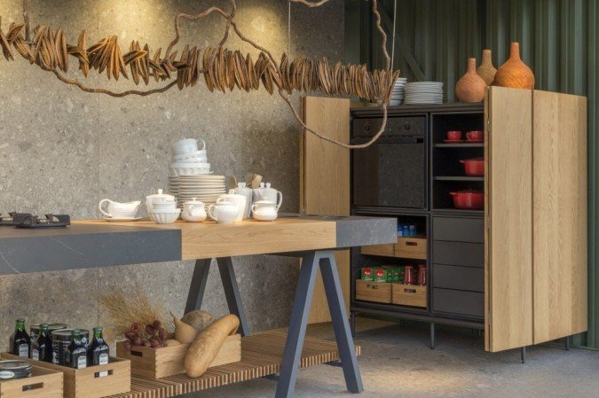 No Box Gourmet, projetado por Ney Lima e Wall&eacute;ria Teixeira, a parede e o ch&atilde;o s&atilde;o de um porcelanato que imita a granitina: rusticidade e modernidade
