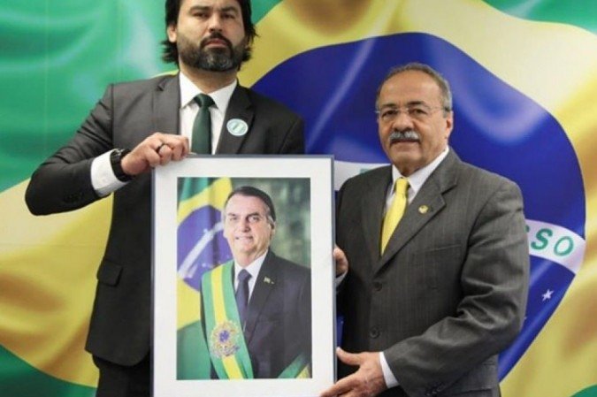 Léo Índio, primo dos Bolsonaro, e o senador Chioco Rodrigues, vice-líder do governo - (crédito: Divulgação/Instagram) Léo Índio, primo dos Bolsonaro, e o senador Chioco Rodrigues, vice-líder do governo - (crédito: Divulgação/Instagram)