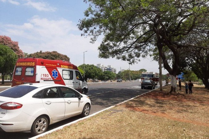 Carro pega fogo no Eixão Norte nesta quinta-feira (15/10)