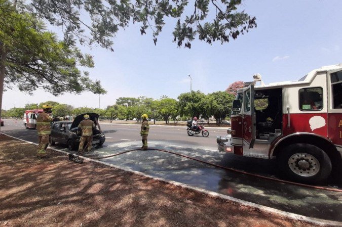Carro pega fogo no Eixão Norte nesta quinta-feira (15/10)