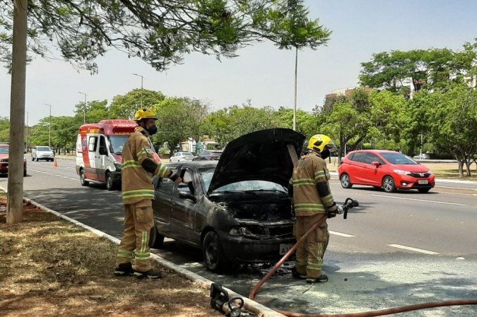 O carro pegou fogo na altura da 209 Norte - (crédito: CBMDF/Divulgação) O carro pegou fogo na altura da 209 Norte - (crédito: CBMDF/Divulgação)