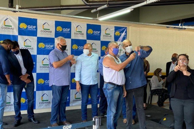 Vice-governador Paco Britto (Avante) entrega chaves de unidade para um dos 56 beneficiados pelo empreendimento - (crédito: Washington Luiz/CB/D.A Press) Vice-governador Paco Britto (Avante) entrega chaves de unidade para um dos 56 beneficiados pelo empreendimento - (crédito: Washington Luiz/CB/D.A Press)