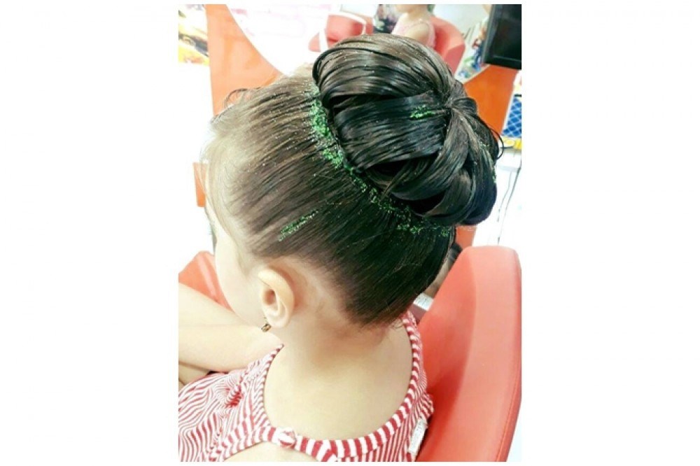 PENTEADO FÁCIL LATERAL COM ELÁSTICOS E TRANÇAS - PENTEADO INFANTIL PARA  CABELOS CACHEADOS 