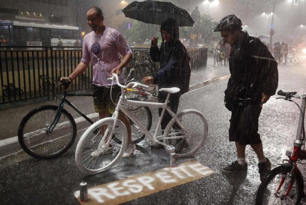 Ghost bikes: Rodas da Paz homenageiam ciclistas mortos nas ruas do DF