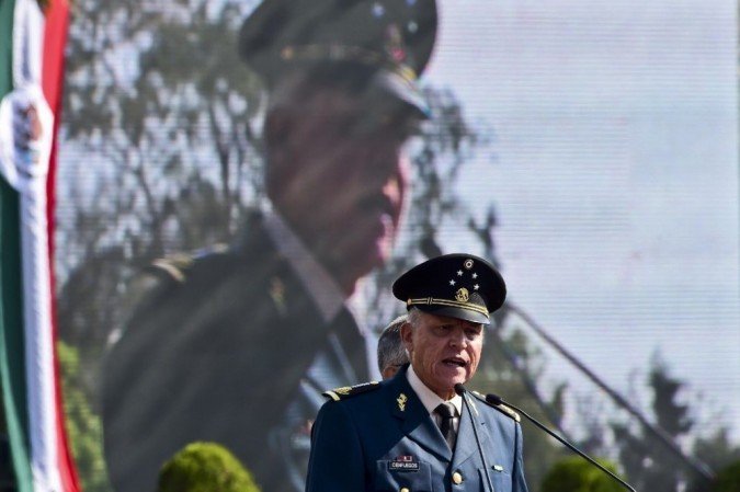 Neste arquivo, foto tirada em 16 de abril de 2016, o secretário de Defesa mexicano, Salvador Cienfuegos, lê um pedido público de desculpas diante de 26.000 soldados reunidos em uma base militar na Cidade do México. - (crédito: RONALDO SCHEMIDT / AFP) Neste arquivo, foto tirada em 16 de abril de 2016, o secretário de Defesa mexicano, Salvador Cienfuegos, lê um pedido público de desculpas diante de 26.000 soldados reunidos em uma base militar na Cidade do México. - (crédito: RONALDO SCHEMIDT / AFP)