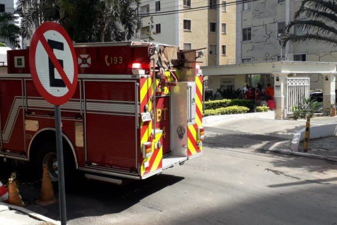 o principio de incêndio atingiu apartamento no 10º andar de um prédio em Águas Claras - (crédito: CBMDF) o principio de incêndio atingiu apartamento no 10º andar de um prédio em Águas Claras - (crédito: CBMDF)