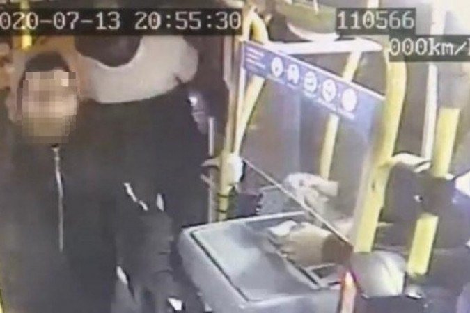 Agentes da 16ª DP prenderam o suspeito de assaltar vários ônibus na região - (crédito: Polícia Civil/Divulgação) Agentes da 16ª DP prenderam o suspeito de assaltar vários ônibus na região - (crédito: Polícia Civil/Divulgação)