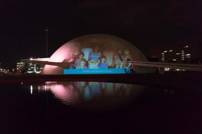 As projeções ficarão expostas sobre o Museu Nacional da República até às 22h, desta sexta-feira (16¹10) - (crédito: Rodrigo Nunes) As projeções ficarão expostas sobre o Museu Nacional da República até às 22h, desta sexta-feira (16¹10) - (crédito: Rodrigo Nunes)