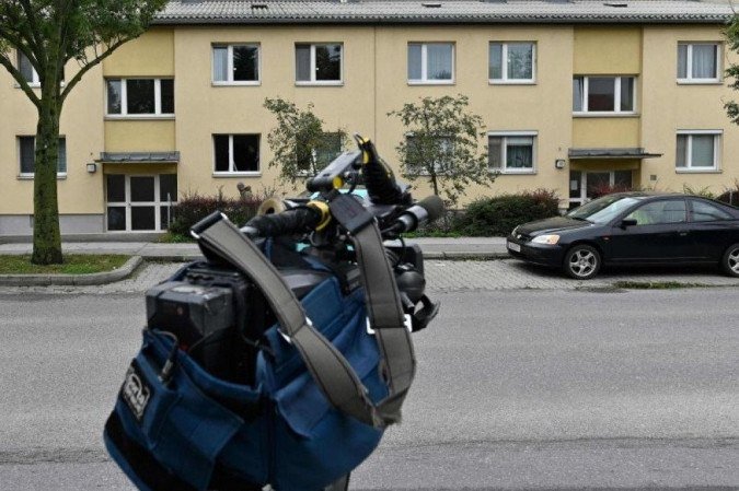 Uma câmera de vídeo fica em frente ao prédio onde a mãe matou as três filhas pequenas em 17 de outubro de 2020, em Viena, Áustria - (crédito: AFP / APA / HERBERT NEUBAUER) Uma câmera de vídeo fica em frente ao prédio onde a mãe matou as três filhas pequenas em 17 de outubro de 2020, em Viena, Áustria - (crédito: AFP / APA / HERBERT NEUBAUER)