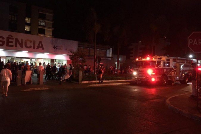 Corpo de Bombeiros evacuou cerca de 100 pacientes - (crédito: Caroline Cintra/CB/D.A Press) Corpo de Bombeiros evacuou cerca de 100 pacientes - (crédito: Caroline Cintra/CB/D.A Press)