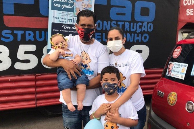 Gabriel nos braços do pai, Amarildo; ao lado da mãe, Lionedia; e do irmão, Miguel - (crédito: Renata Rusky) Gabriel nos braços do pai, Amarildo; ao lado da mãe, Lionedia; e do irmão, Miguel - (crédito: Renata Rusky)