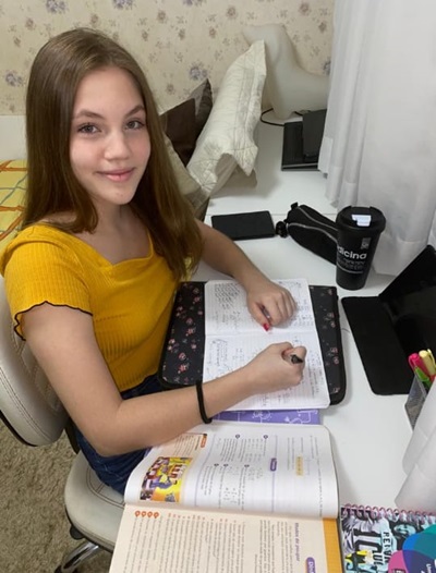 A aluna do 9° ano do ensino fundamental Isadora Pelegrini Orlando, 15 anos, decidiu voltar ao colégio