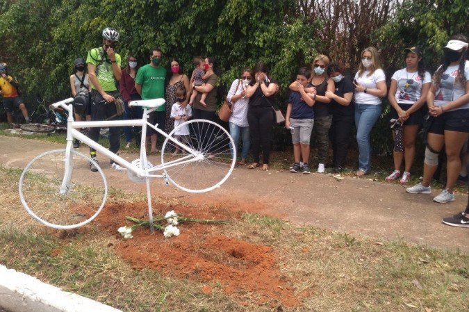 Rodas da Paz homenageiam ciclistas mortos em ruas do DF - (crédito: Cibele Moreira/CB/D.A Press) Rodas da Paz homenageiam ciclistas mortos em ruas do DF - (crédito: Cibele Moreira/CB/D.A Press)