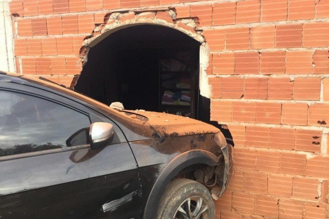 carro bateu em casa - (crédito: PCDF) carro bateu em casa - (crédito: PCDF)