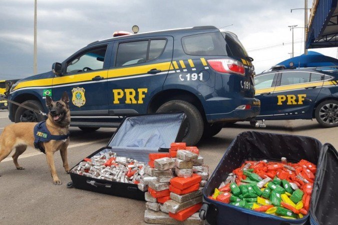 As drogas foram encontradas em um duas malas - (crédito: PRF/DF/Divulgação) As drogas foram encontradas em um duas malas - (crédito: PRF/DF/Divulgação)