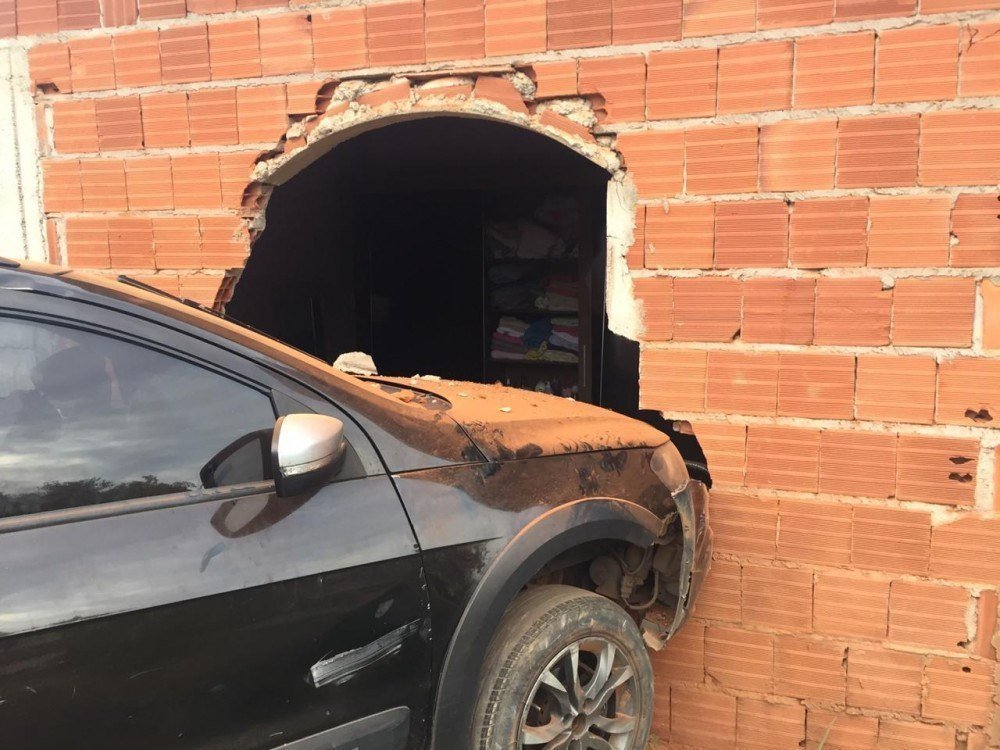carro bateu em casa