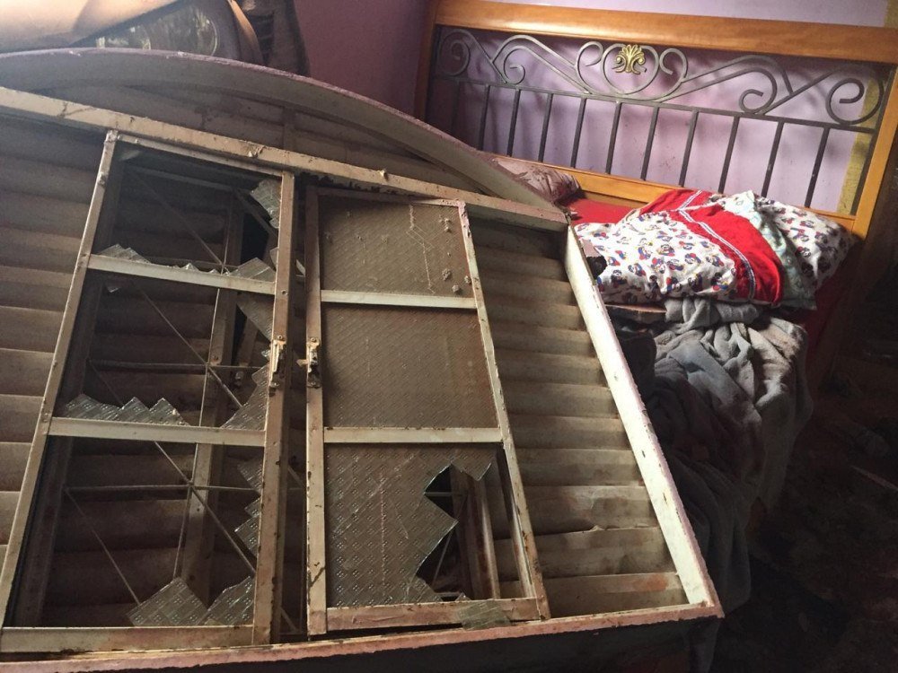 janela caiu em cima de uma senhora e de uma criança