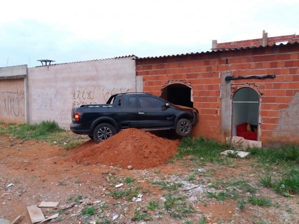 carro bate em casa