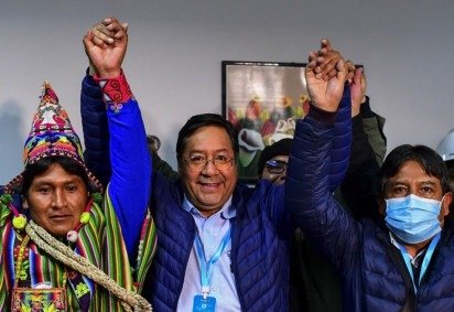 O candidato presidencial de esquerda da Bolívia, Luis Arce (C), do partido Movimento pelo Socialismo, comemora com o companheiro de chapa David Choquehuanca (D) no início desta segunda-feira, em La Paz, Bolívia. - (crédito: RONALDO SCHEMIDT / AFP) O candidato presidencial de esquerda da Bolívia, Luis Arce (C), do partido Movimento pelo Socialismo, comemora com o companheiro de chapa David Choquehuanca (D) no início desta segunda-feira, em La Paz, Bolívia. - (crédito: RONALDO SCHEMIDT / AFP)