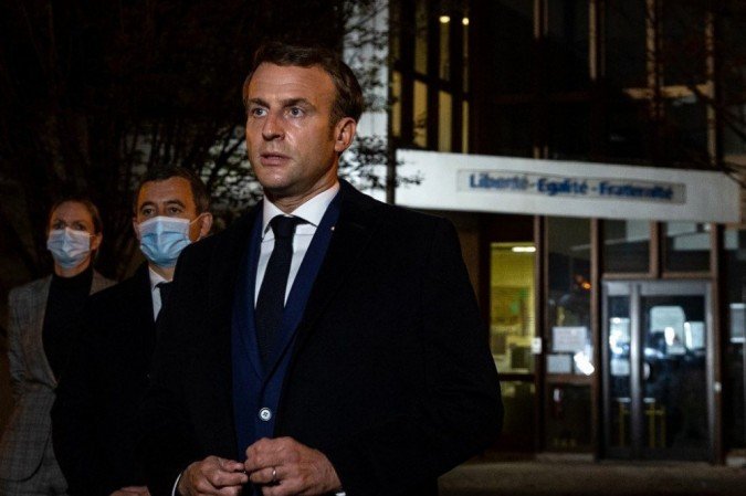 O presidente francês Emmanuel Macron (D), ladeado pelo Ministro do Interior francês Gerald Darmanin (2E), fala à imprensa em frente a uma escola de ensino médio em Conflans Saint-Honorine, 30 km a noroeste de Paris, em 16 de outubro de 2020, após um professor ser decapitado por um agressor morto a tiros por policiais. - (crédito: ABDULMONAM EASSA / POOL / AFP) O presidente francês Emmanuel Macron (D), ladeado pelo Ministro do Interior francês Gerald Darmanin (2E), fala à imprensa em frente a uma escola de ensino médio em Conflans Saint-Honorine, 30 km a noroeste de Paris, em 16 de outubro de 2020, após um professor ser decapitado por um agressor morto a tiros por policiais. - (crédito: ABDULMONAM EASSA / POOL / AFP)