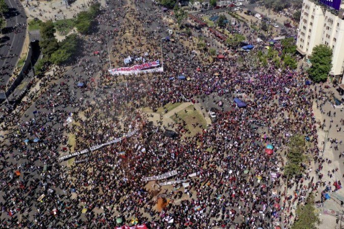 Vista aérea da manifestação com uma faixa com os dizeres Vista aérea da manifestação com uma faixa com os dizeres