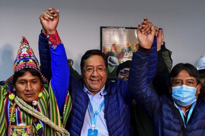 O candidato presidencial de esquerda da Bolívia, Luis Arce (C), do partido Movimento pelo Socialismo, comemora com o companheiro de chapa David Choquehuanca (D) no início desta segunda-feira, em La Paz, Bolívia. - (crédito: RONALDO SCHEMIDT / AFP) O candidato presidencial de esquerda da Bolívia, Luis Arce (C), do partido Movimento pelo Socialismo, comemora com o companheiro de chapa David Choquehuanca (D) no início desta segunda-feira, em La Paz, Bolívia. - (crédito: RONALDO SCHEMIDT / AFP)