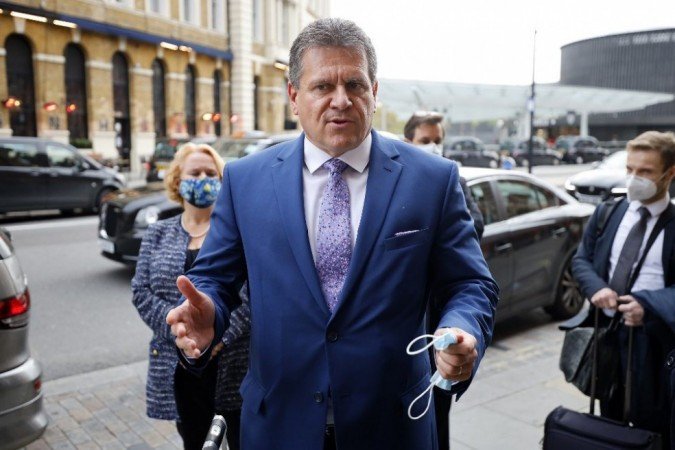 O vice-presidente da Comissão Europeia, Maros Sefcovic, cobre o rosto enquanto fala com a mídia, depois de chegar de carro à estação St Pancras de Londres em 19 de outubro de 2020. - (crédito: Tolga Akmen / AFP) O vice-presidente da Comissão Europeia, Maros Sefcovic, cobre o rosto enquanto fala com a mídia, depois de chegar de carro à estação St Pancras de Londres em 19 de outubro de 2020. - (crédito: Tolga Akmen / AFP)