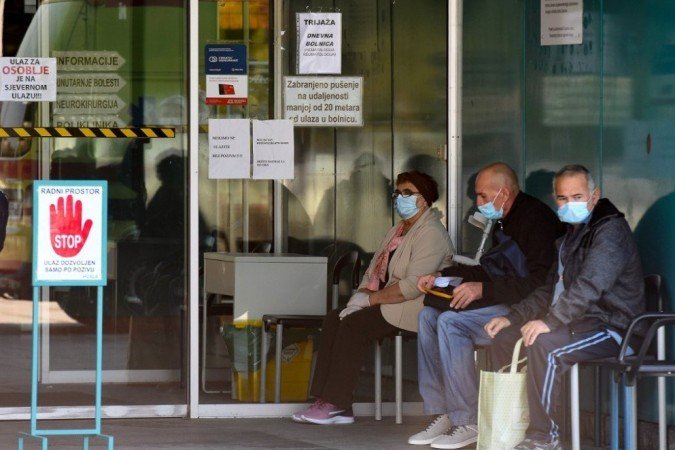 Pessoas usando máscaras esperam para serem admitidas no Hospital Clínico Dubrava em Zagreb em 19 de outubro de 2020, em meio à pandemia de Covid-19, causada pelo novo coronavírus. - (crédito: DENIS LOVROVIC / AFP) Pessoas usando máscaras esperam para serem admitidas no Hospital Clínico Dubrava em Zagreb em 19 de outubro de 2020, em meio à pandemia de Covid-19, causada pelo novo coronavírus. - (crédito: DENIS LOVROVIC / AFP)