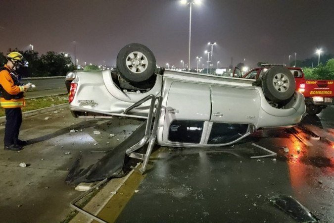 A caminhonete capotou e uma passageira foi transportada ao hospital - (crédito: CBMDF) A caminhonete capotou e uma passageira foi transportada ao hospital - (crédito: CBMDF)