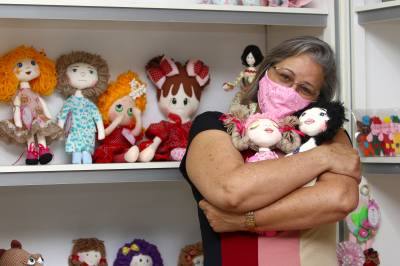 Elza Vital vende bonecas de pano em uma loja colaborativa de artesanato no Alameda Shopping -  (crédito: Ana Rayssa/CB/D.A Press)