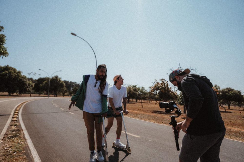 o cantor brasiliense Allan Massay lançou, na segunda-feira (19/10), o videoclipe da canção Na Pista, com participação do cantor Marvyn e estética dos anos 1990.